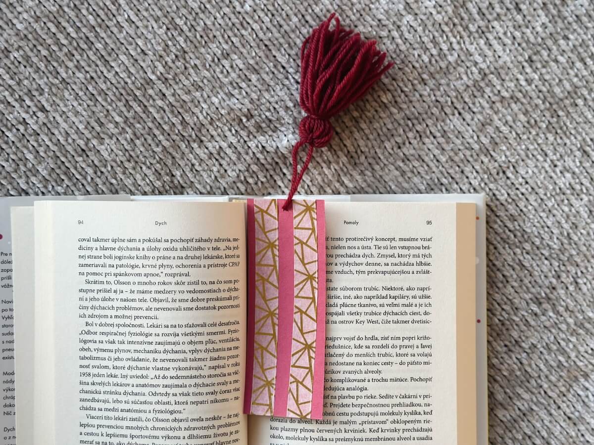 Záložka do knihy se střapečkem ozdobená washi pásky.